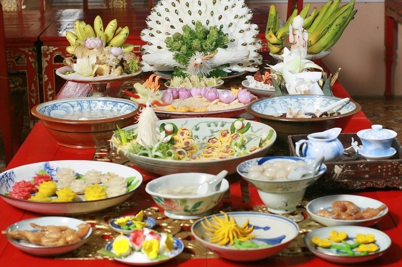 Hành Trình Ẩm Thực Qua Huế: Ngoài Bún Bò
